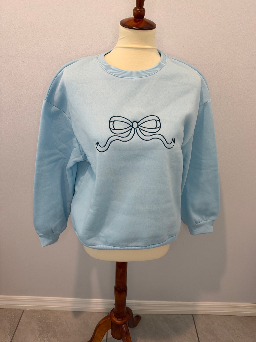 SHEIN Light Blue Crewneck Sweatshirt with Bow Embroidery